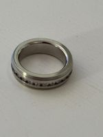 Edler Ring mit weissen Zirkonia Steinen Grösse 53