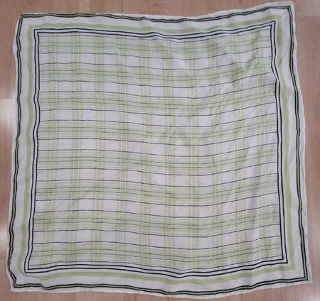Foulard carré soie  à carreaux vert et blanc 