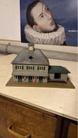 Altes Bahnhof-Modell mit Uhr, Blechspielzeug