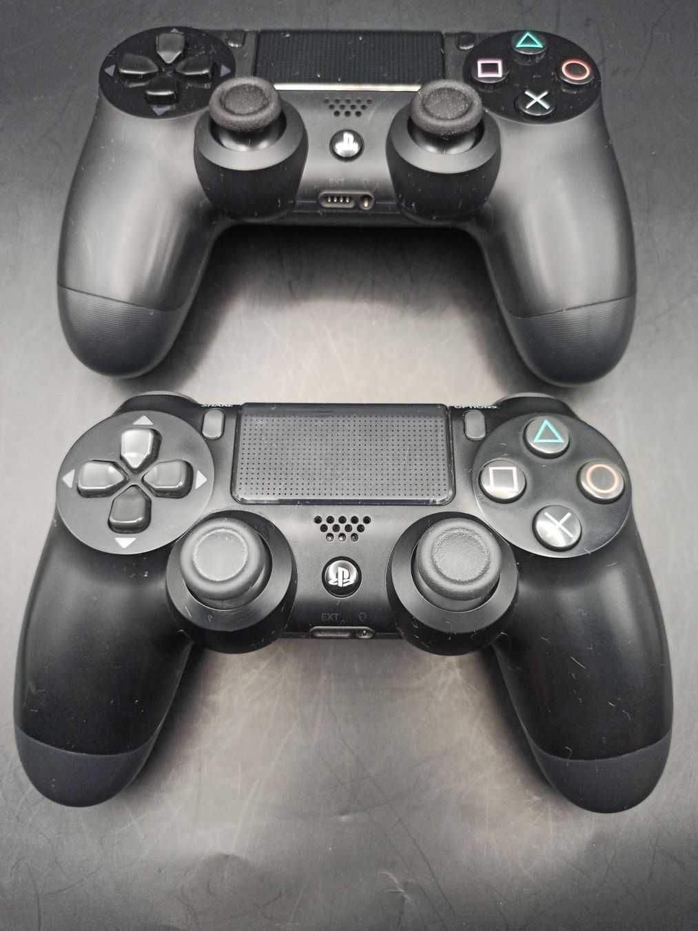 Controller: 2 x Original Controller Sony PS4 Wireless DualShock 4 – Usato da Oberweningen venduto da mar_87mx