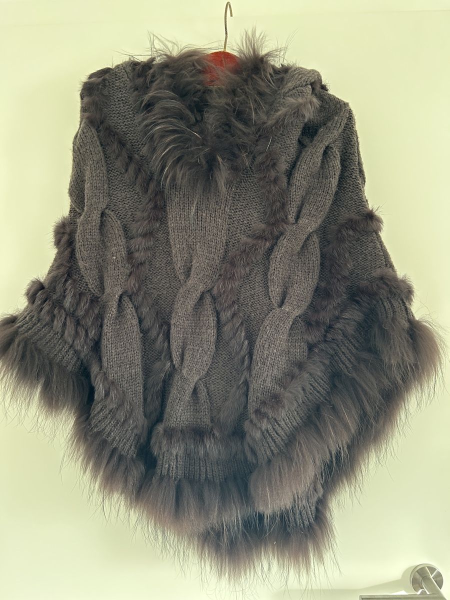 Altro in  Abbigliamento & Accessori: Poncho mit Hasenfell-Einsatz von Leonardo – Nuovo e nell'imballaggio originale da Ennetbaden venduto da Elacsap