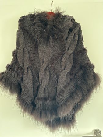 Poncho mit Hasenfell-Einsatz von Leonardo