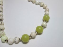 Lebendige, lange Naturstein Kette mit grüner Jade Handarbeit