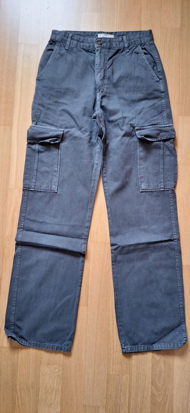 Stradivarius Pantaloni: Stradivarius, pantalon cargo, gris – Nuovo (secondo la descrizione) da Lussery-Villars venduto da pousinete02