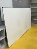 Projektionswand aus Holz inkl. Beamer In Focus