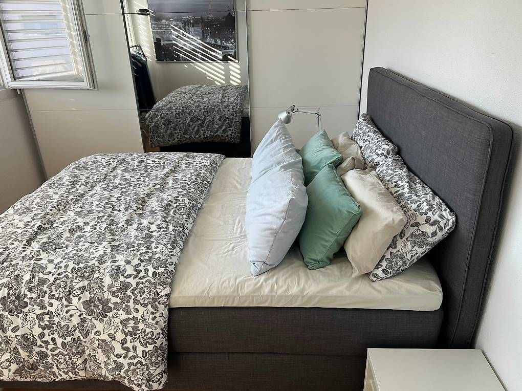 Betten: Modernes Boxspringbett in Anthrazit / gepolstertem Kopfteil. – Gebraucht aus Schuebelbach von jaflespacheco 1