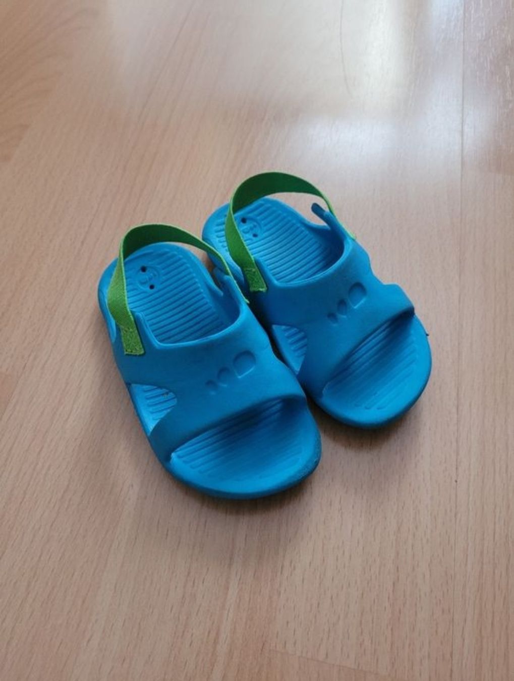 Scarpe per ragazzi: Badeschuhe gr. 19-20 – Usato da Inwil venduto da Flower2325
