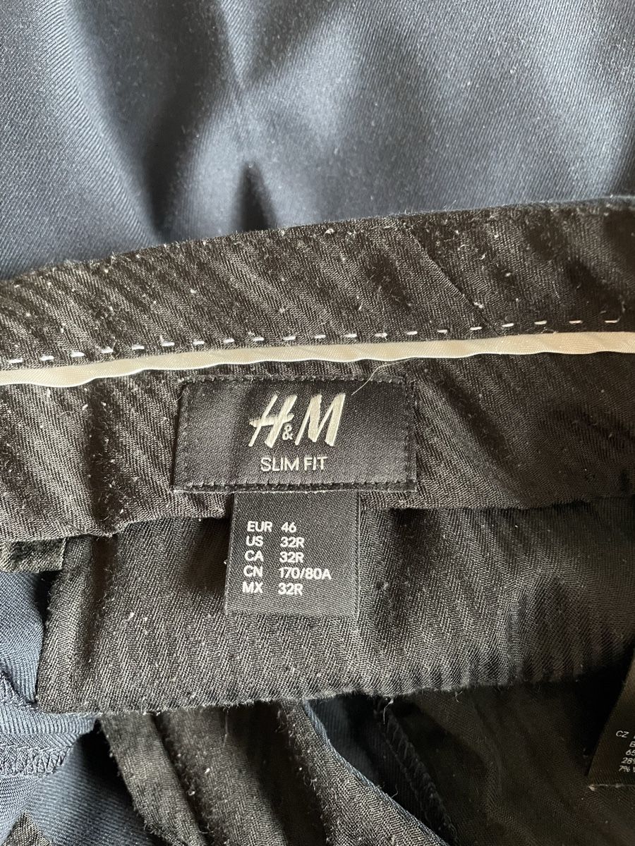 H&M Pantaloni: Pantalon bleu marine foncé – Usato da Neirivue venduto da Frck 2