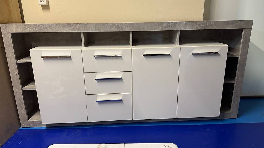 Cassettiere: Sideboard Beton-Optik/weiss Hochglanz  Kommode – Usato da Stein AG venduto da Marcster99 1