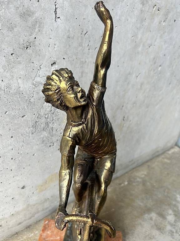 Statuette: Velofahrer in Siegespose – Usato da Stetten SH venduto da nikola97 3