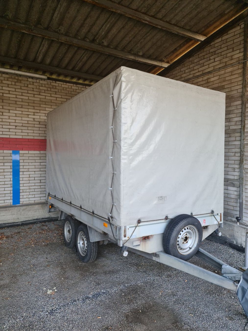 Humbaur Remorques: Anhänger mit Plane 2 Achsen gebraucht – D'occasion à Hochwald par nikki67 1