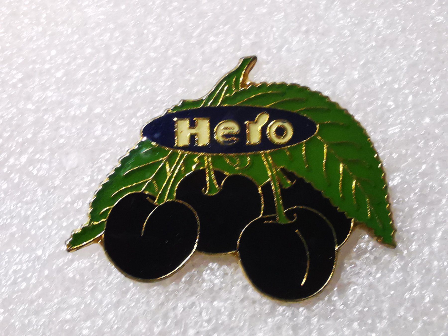 Placchette & Badge: Ansteckpin 15: Hero – Usato da Oppligen venduto da Pin-Fall-Shop