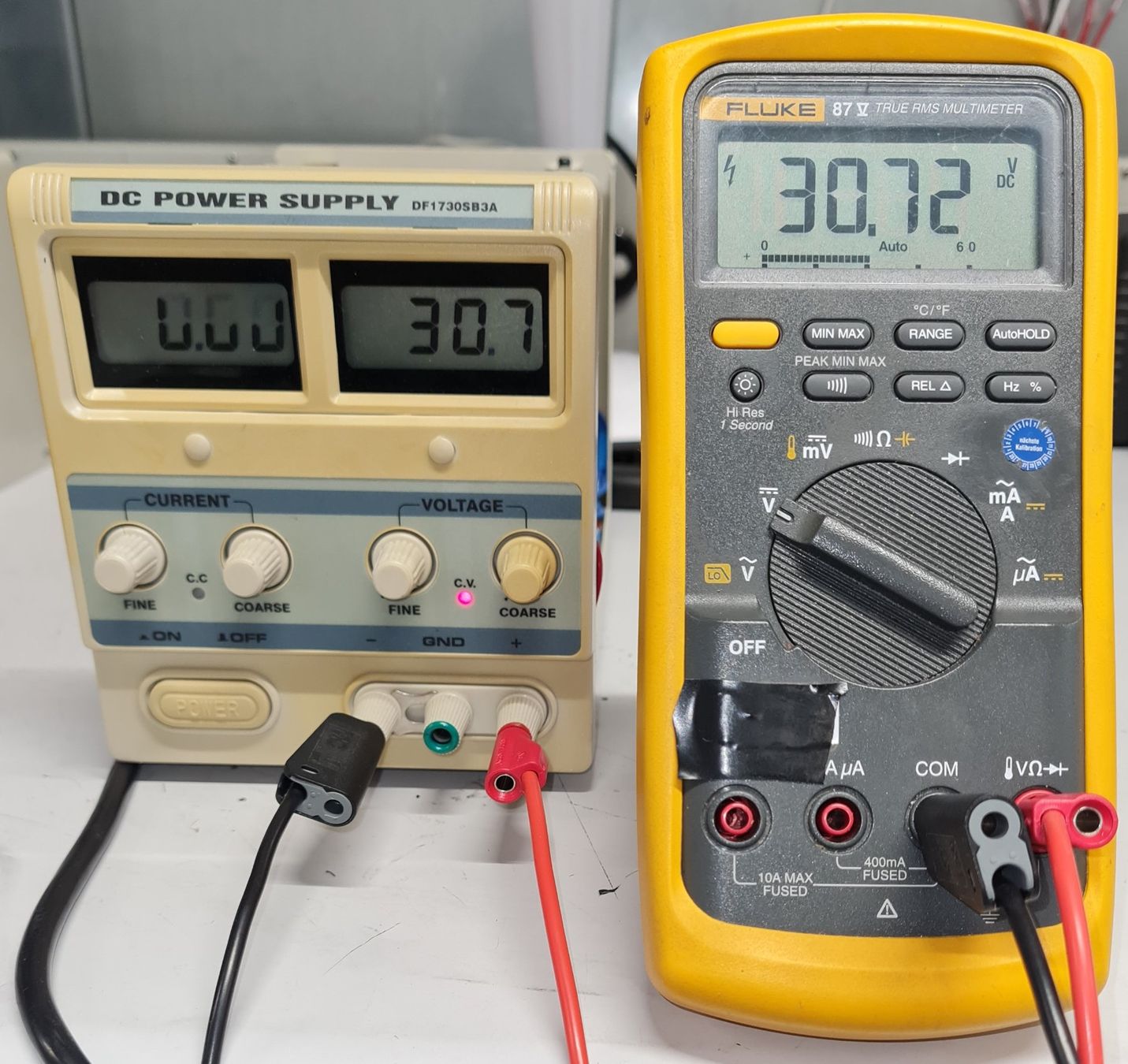 Elektrotechnik: Labornetzgerät DF1730SB3A, 0-30V, 0-3A – Gebraucht aus Horw von Arta20000 1