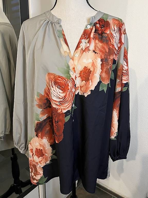 Camicette: Bluse mit Rosenprint - Grösse ca. XL  – Usato da Urdorf venduto da Marybyii 1