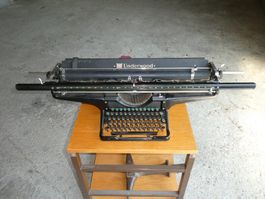 antike Underwood 26 Schreibmaschine mit extrem langem Balken