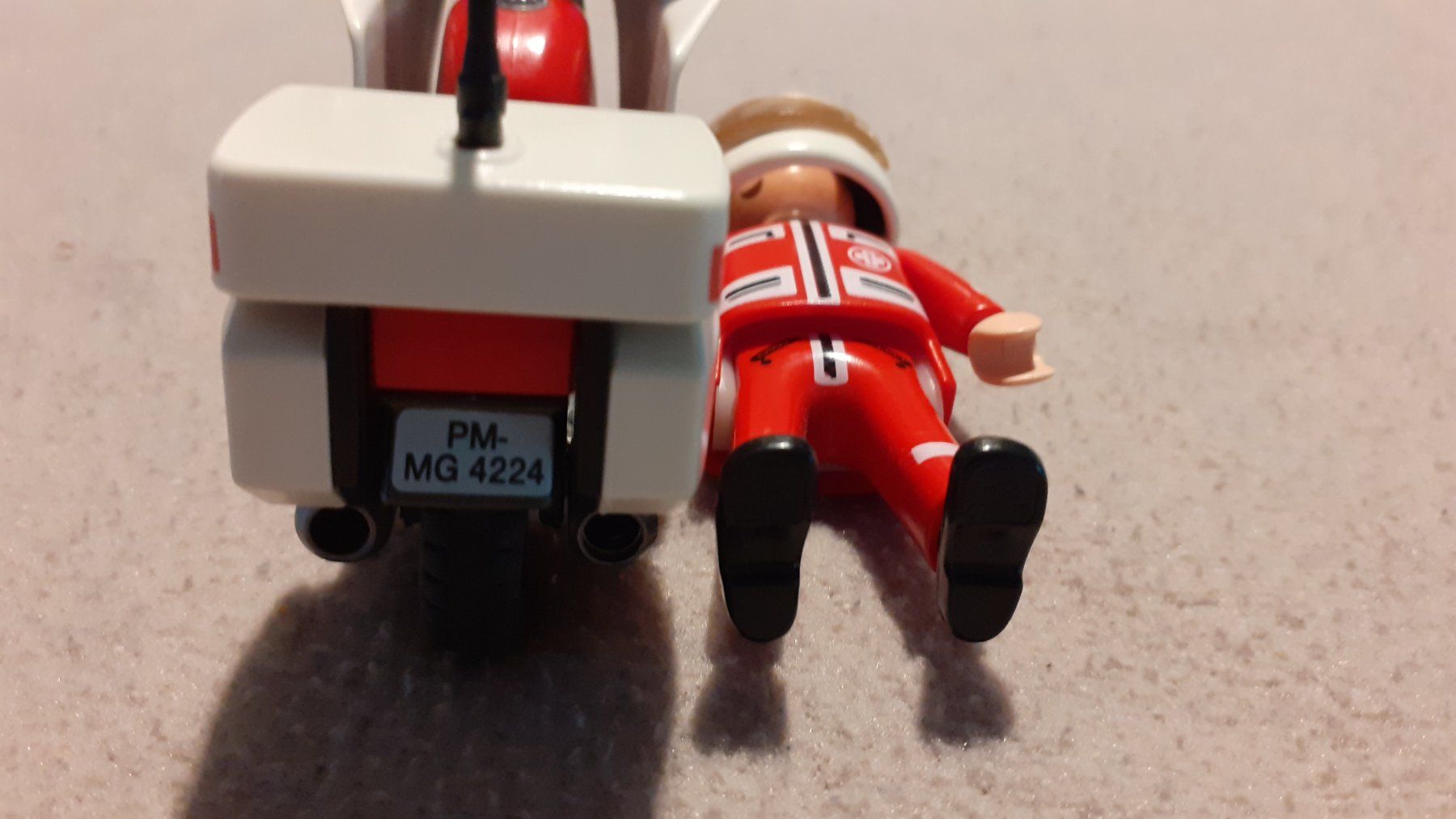 Playmobil Spielzeuge: Playmobil Notfallmotorrad mit Figur – Gebraucht aus Urtenen-Schönbühl von Chaeppeler 3