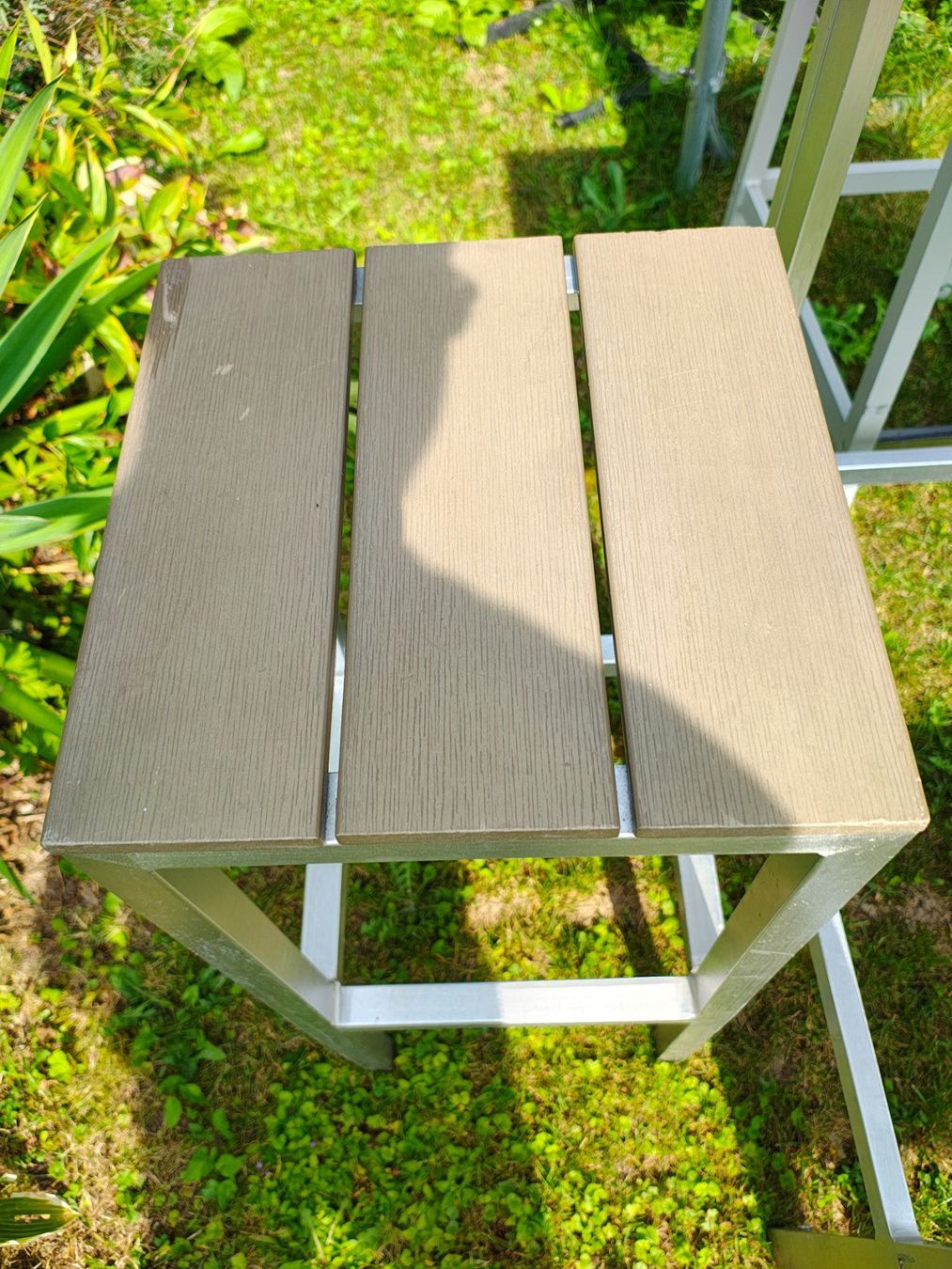 Set di tavolo e panche: Gartenset: Stehtisch mit 2 Stühlen und 1 Hocker – Usato da Uster venduto da chiki-chiki 4
