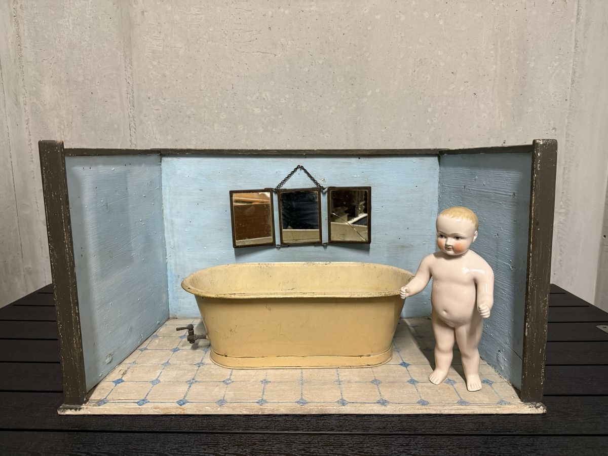 Case e mobili per bambole: Antike Puppenstube Badezimmer mit Badepuppe – Usato da Biel/Bienne venduto da newyorker80