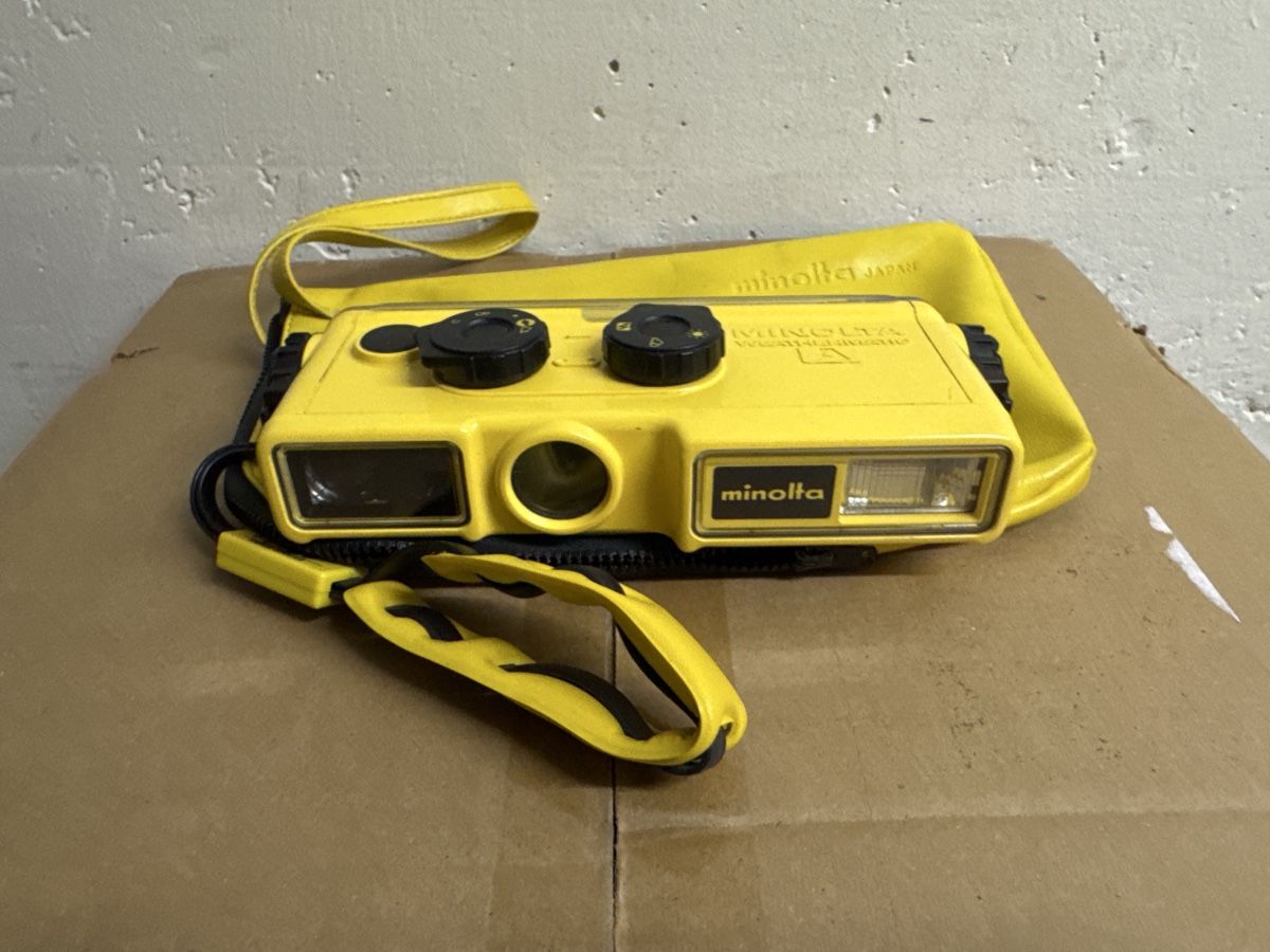 Minolta Kamera: Minolta Weathermatic A yellow camera with pouch – Gebraucht aus Riehen von M.S.DVD 1