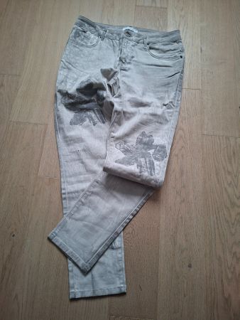 Sommerhose mit Blumenmuster