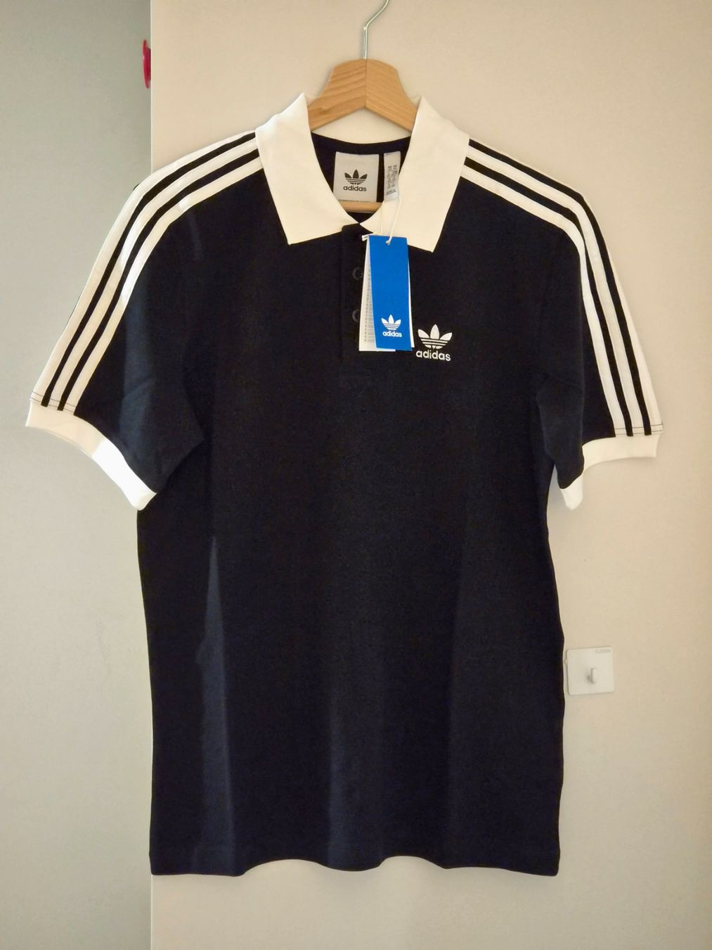 Adidas Polo-Shirts: Schwarzes Adidas Polo-Shirt – Neu und originalverpackt aus Zürich von New_username