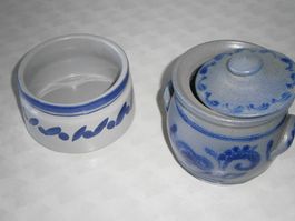 2 hübsche Keramikdosen, blau/grau bemalt