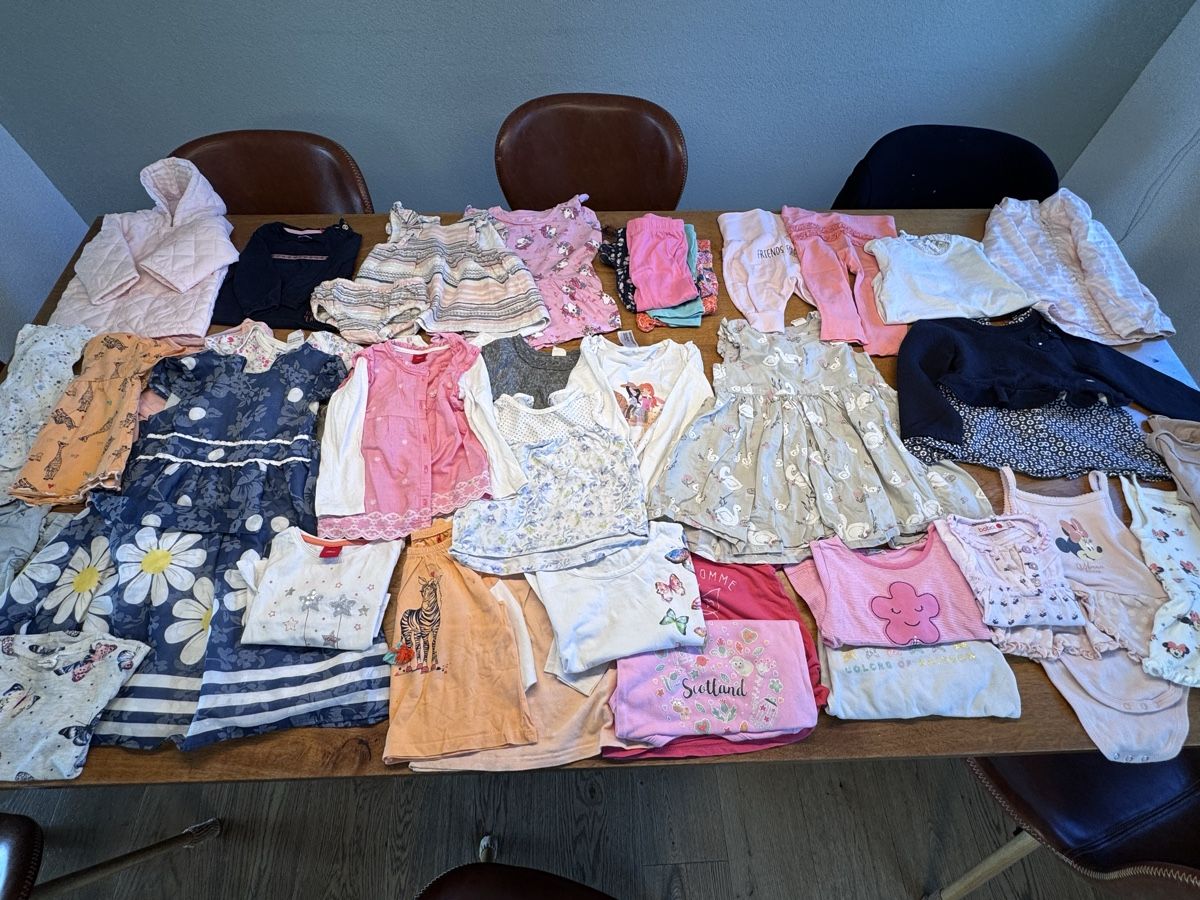 Lotti & Set di vestiti: Mädchenkleiderpaket ca Gr. 80/86 Sommer  – Usato da Niederbüren venduto da Oetschli