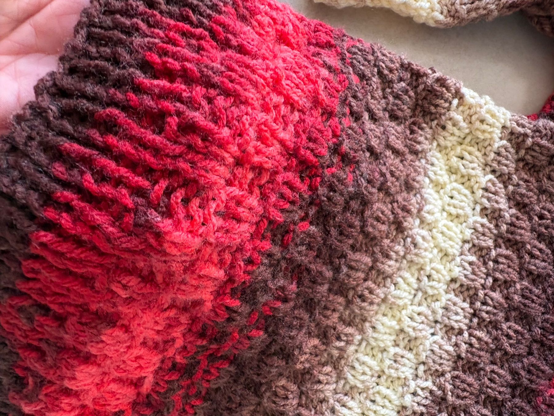 Pulls et sweat-shirts: Gestrickter Pullover Mehrfarbig Grösse ca. 98 Handmade – Neuf avec emballage d'origine à Basel par Tierschutz-Flohmi 2