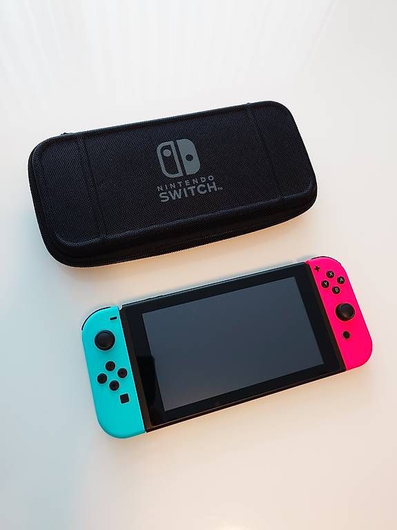 Nintendo Konsolen: Nintendo Switch 1 (v2) avec controller pro – Gebraucht aus Versoix von Kurisusama 1
