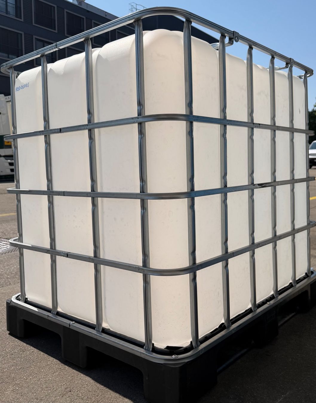Tränken & Tröge: IBC CONTAINER 1000L MIT KUNSTSTOFFPALETTE – Gebraucht aus Schlieren von VintageType