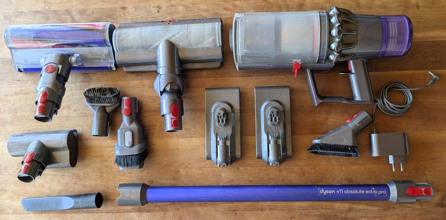 Dyson Staubsauger & Zubehör: Dyson V11 mit Ständer und Zubehör – Defekt aus Ennetbaden von Cacal2 2