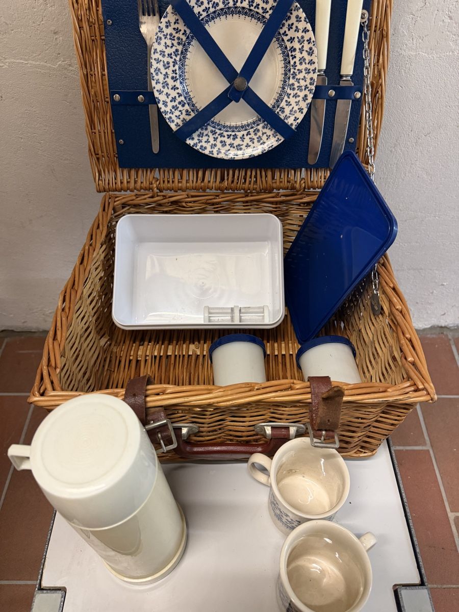 Set di piatti: PICKNICK KORB  – Usato da Basel venduto da zove 2