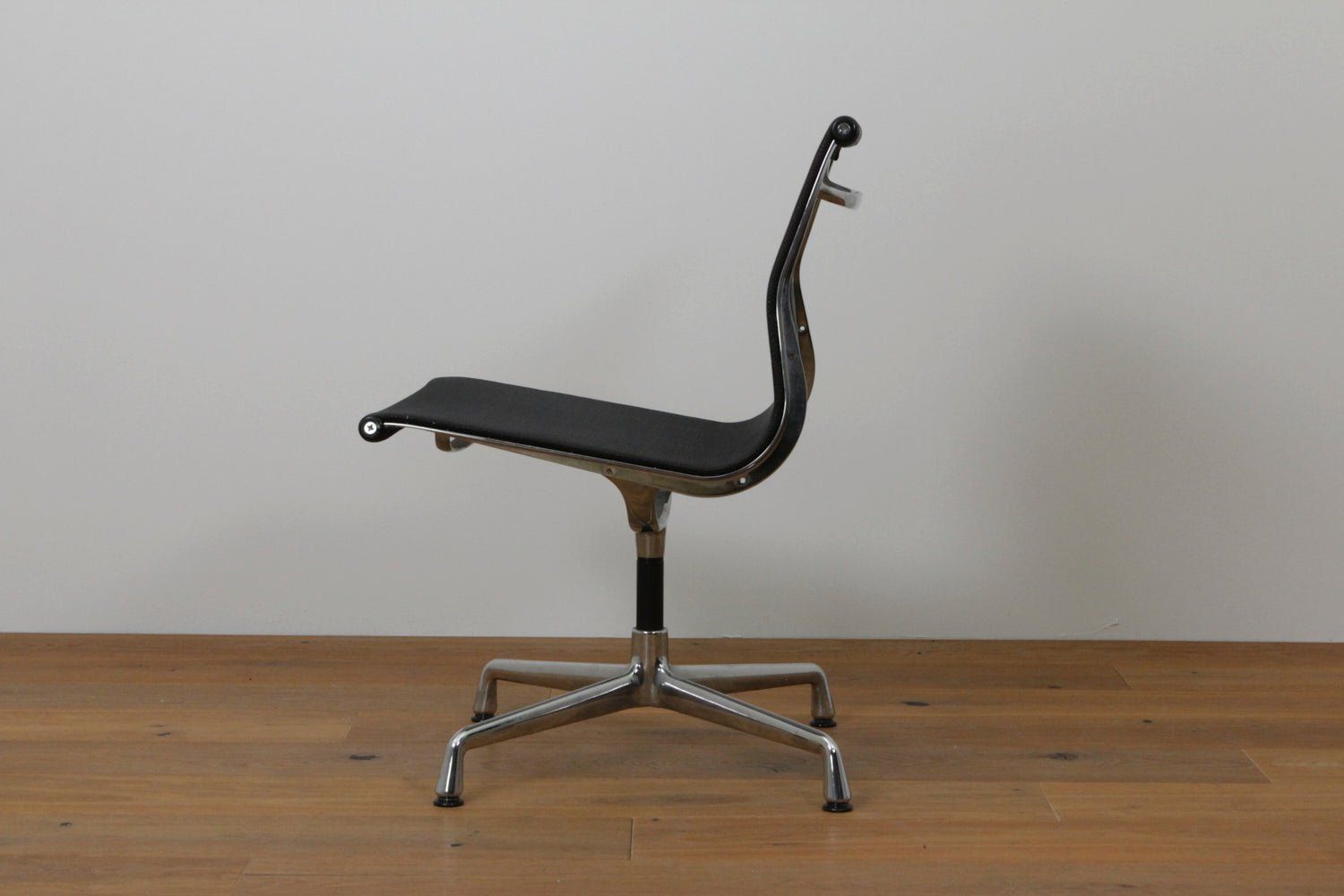 Vitra Stühle: Aluminium Chair EA104   #1054 – Gebraucht aus Affoltern am Albis von StudioStandard 1