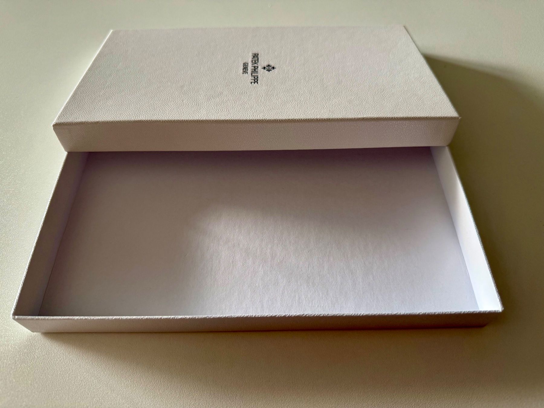 Patek Philippe Orologi: PATEK PHILIPPE Genève - Box blanc rectangulaire – Usato da Mont-sur-Lausanne venduto da vmi_ym5l 5
