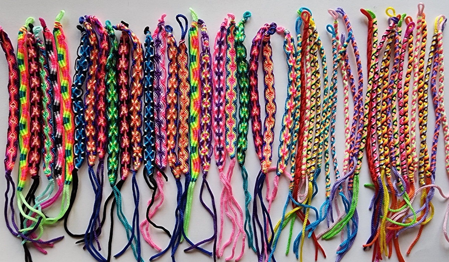 Armbänder & -reifen: PERU 100 FARBENFROHE FREUNDSCHAFTSBÄNDER MIX, NEU!! – Neu (gemäss Beschreibung) aus Lima- Peru von Alpaka-Haus 1