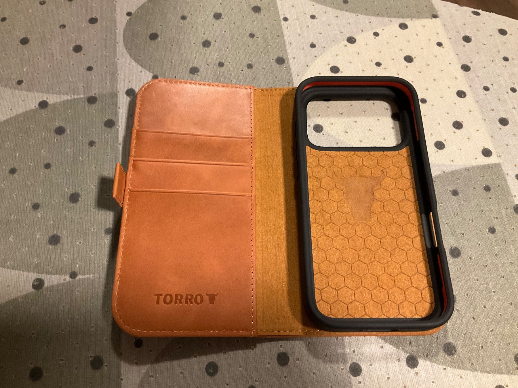Cover & Protezioni schermo: Torro Ledercase IPhone 17/18 pro – Nuovo (secondo la descrizione) da Zwingen venduto da Bingen 2