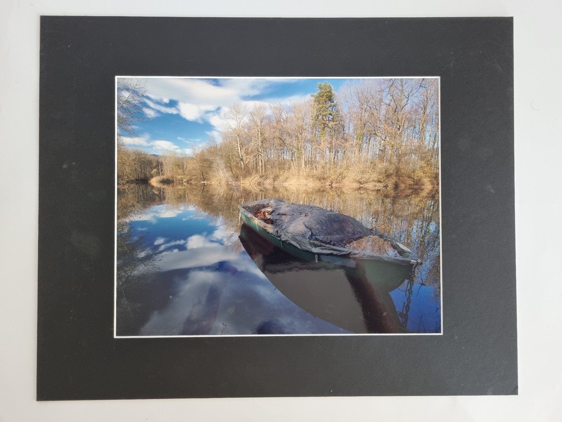Foto & Immagini: Winterlicher See mit Boot - Original Foto mit Passepartout – Usato da Opfikon venduto da Diversamente