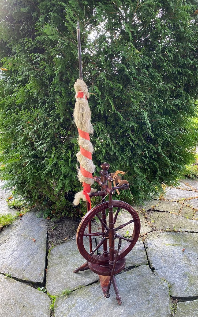 Ruote per filare: schönes antikes Spinnrad mit Flachsstab – Usato da Feldbach venduto da Olive1 6