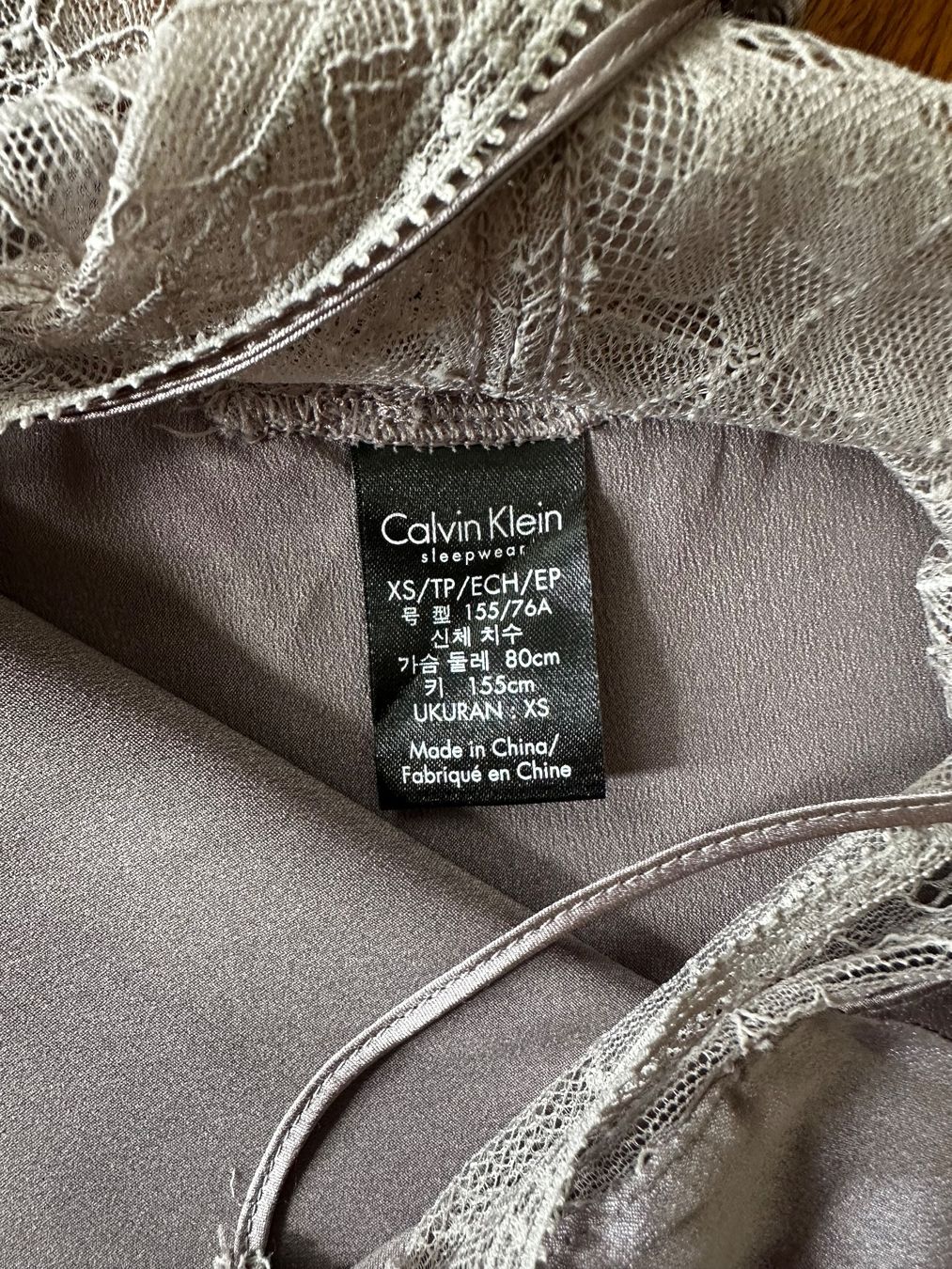 Calvin Klein Top: Kalvin Klein Spitzentop Seide Damen XS – Usato da Liestal venduto da Ballybs 2