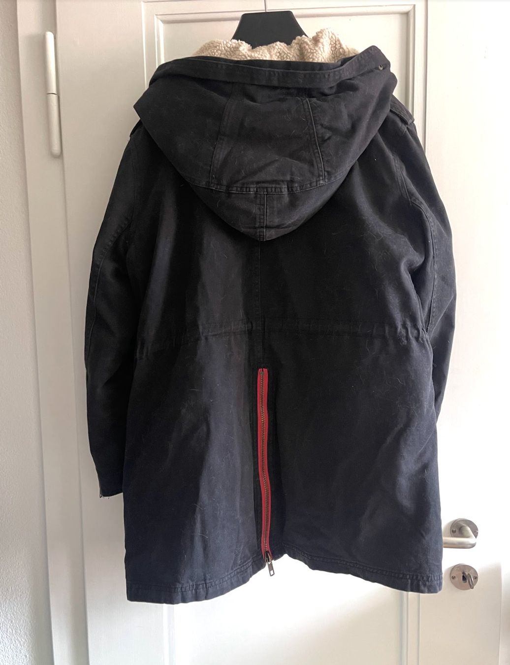 Vestes: Yeou-ya Black parka with red zippers – D'occasion à Zürich par aliiix 1