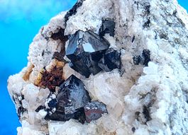 Mineralien- Cervandonit, Rutil top Kristall 1cm Magnetit