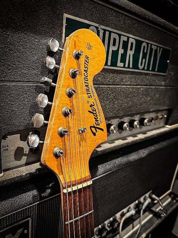 Fender Strumenti musicali: Fender Stratocaster mocca refin 69-70 – Usato da Montreux venduto da Alligator-AMPS 5