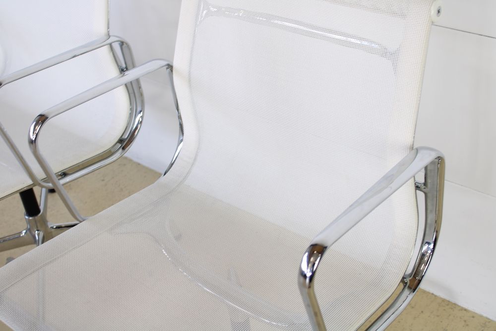 Vitra Eames Stühle EA 108 drehbar 4