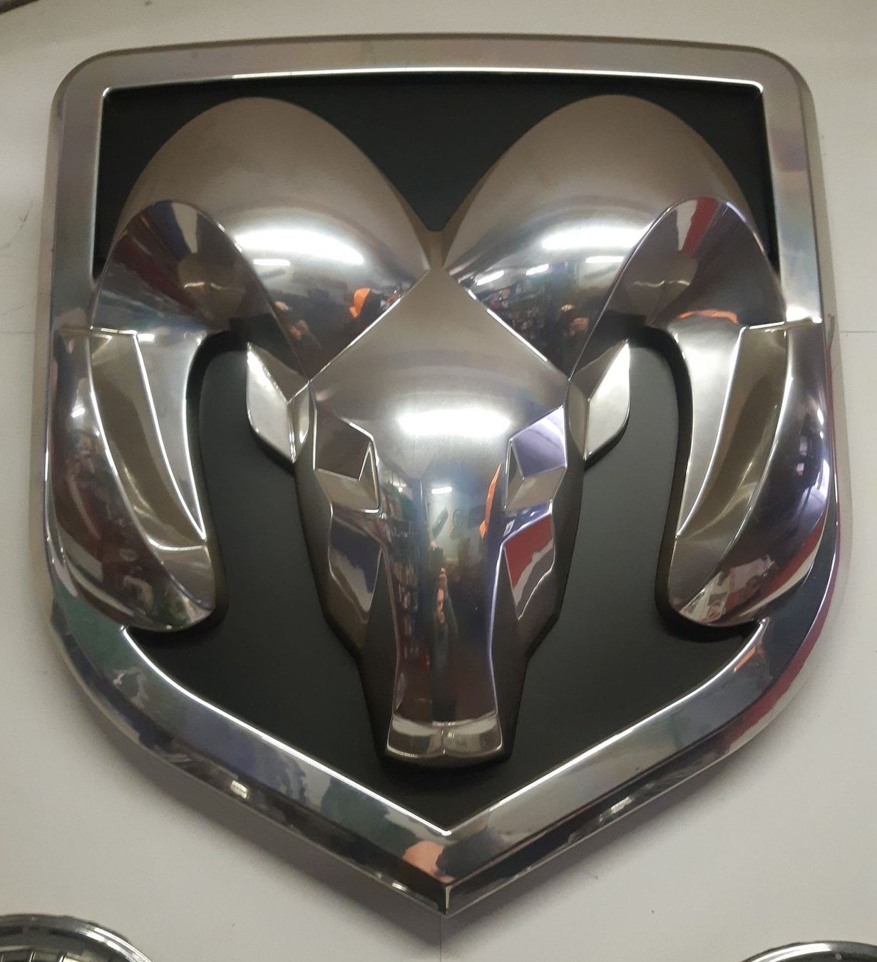 Tutte le decorazioni: Dodge Emblem aus Showroom – Nuovo (secondo la descrizione) da Dulliken venduto da Airliner2