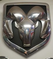 Dodge Emblem aus Showroom
