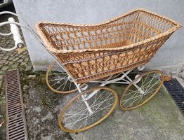 Antiker Kinderwagen 100 jährig aus Korbgeflecht