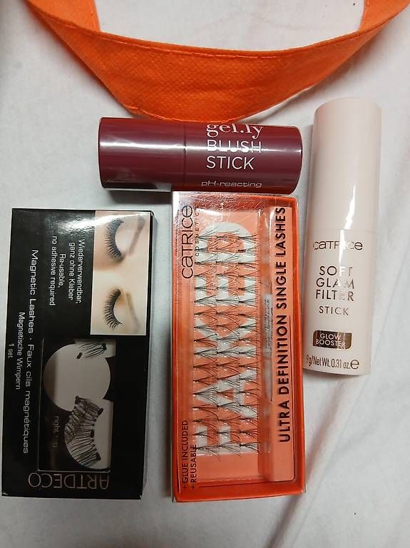 Maquillage: Neue Kosmetik und Wimpern  – Neuf avec emballage d'origine à Brugg AG par yan_d52c