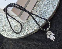 Collana mano di Fatima con perle nere ed ematite