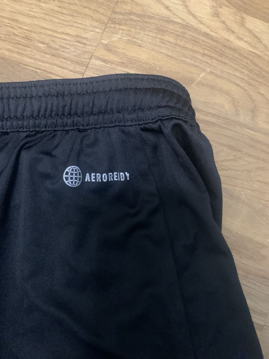 Adidas Pantaloni: Adidas Shorts schwarz Grösse 152 – Usato da Zürich venduto da 15mayo15 2