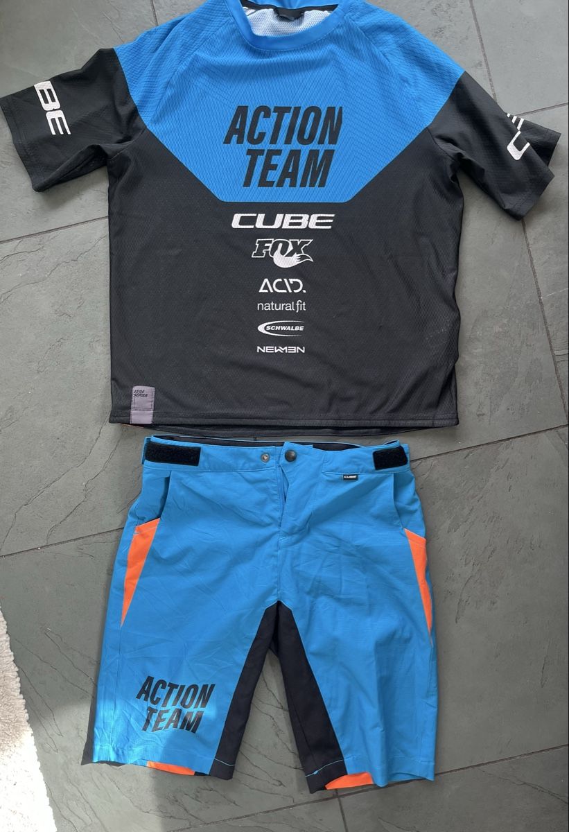 Survêtements: Cube Action Team – D'occasion à Eschen par regino